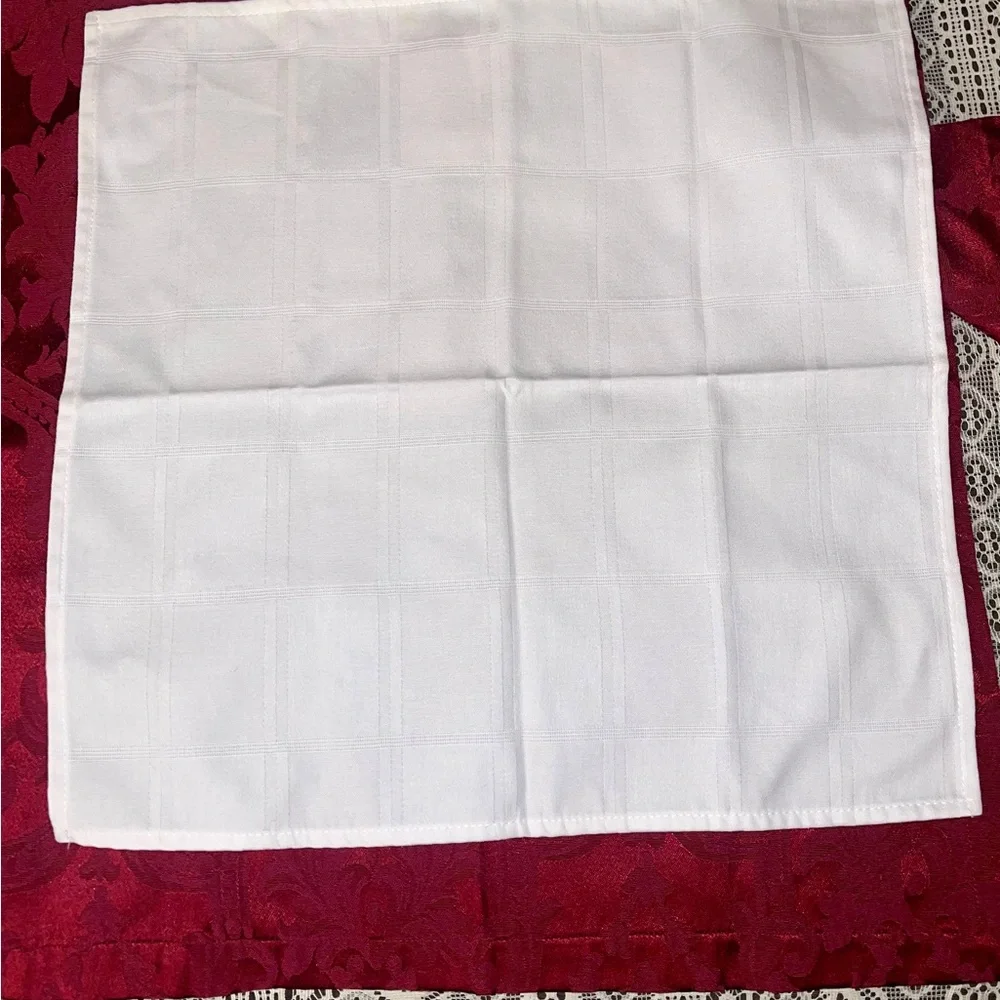 Elegant Red and White Dining Table Linens
